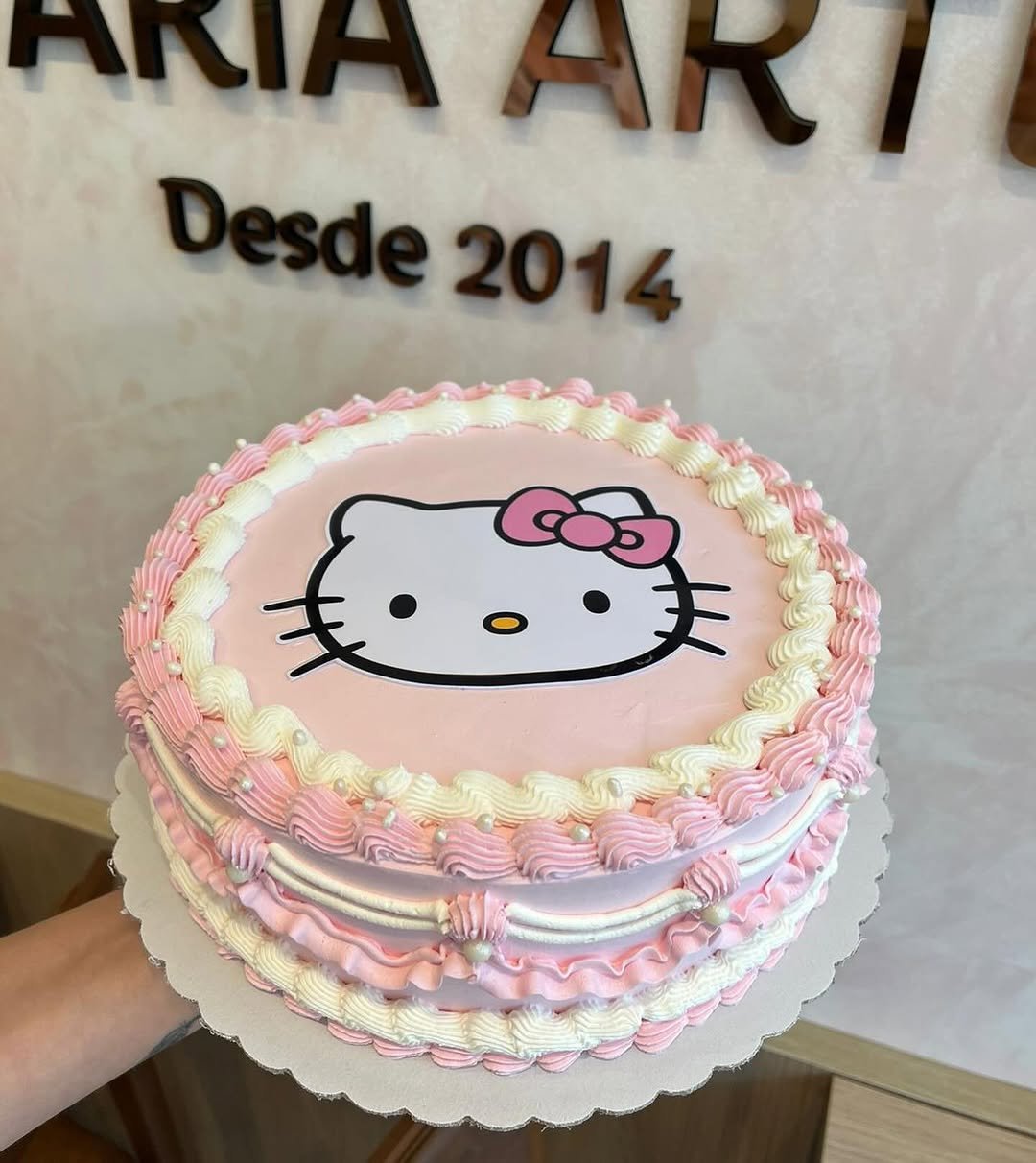 Bolo infantil tema Hello Kitty rosa e branco
