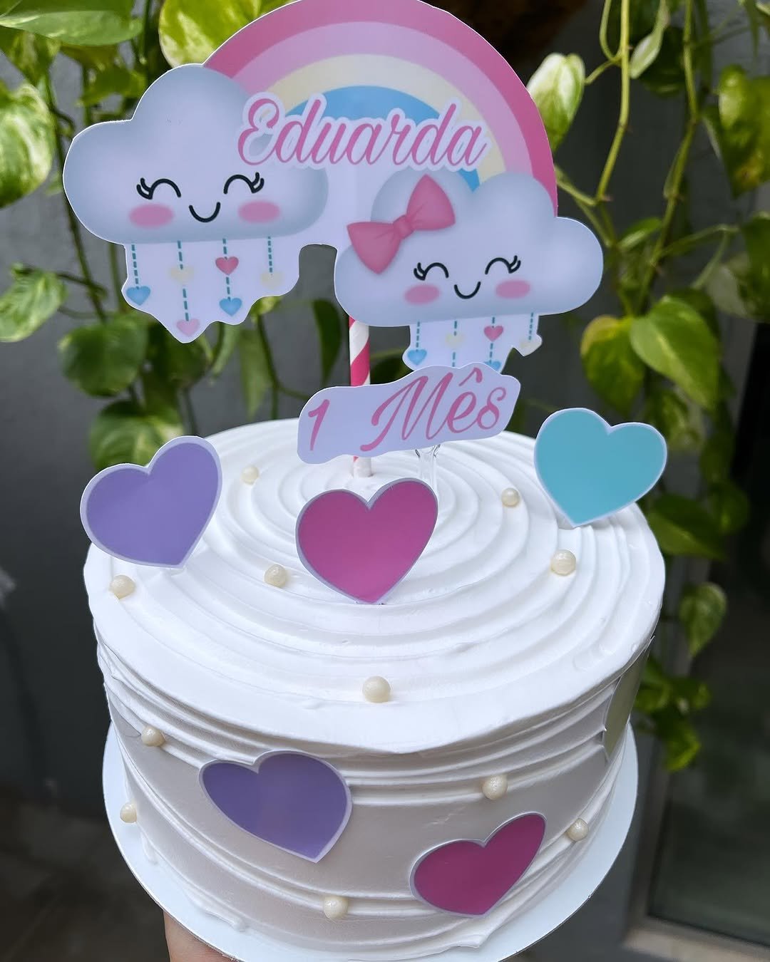 Bolo infantil tema nuvens e arco-íris para Eduarda - 1 mês