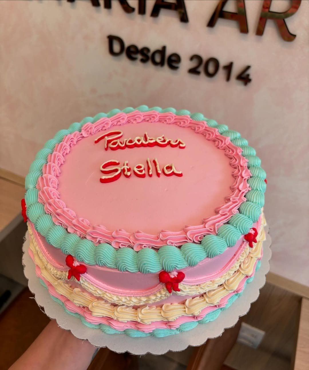 Bolo infantil decorado para Stella com cores vibrantes