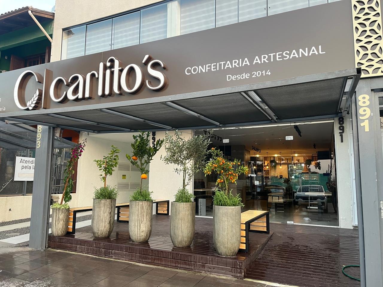 Interior aconchegante da Carlito's Confeitaria Artesanal no Cristal, Zona Sul de Porto Alegre